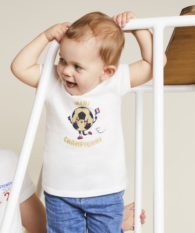  verkoop van babymeisjes Tao Categorieën - T-shirt in wit biologisch katoen met voetbal als thema voor babymeisjes