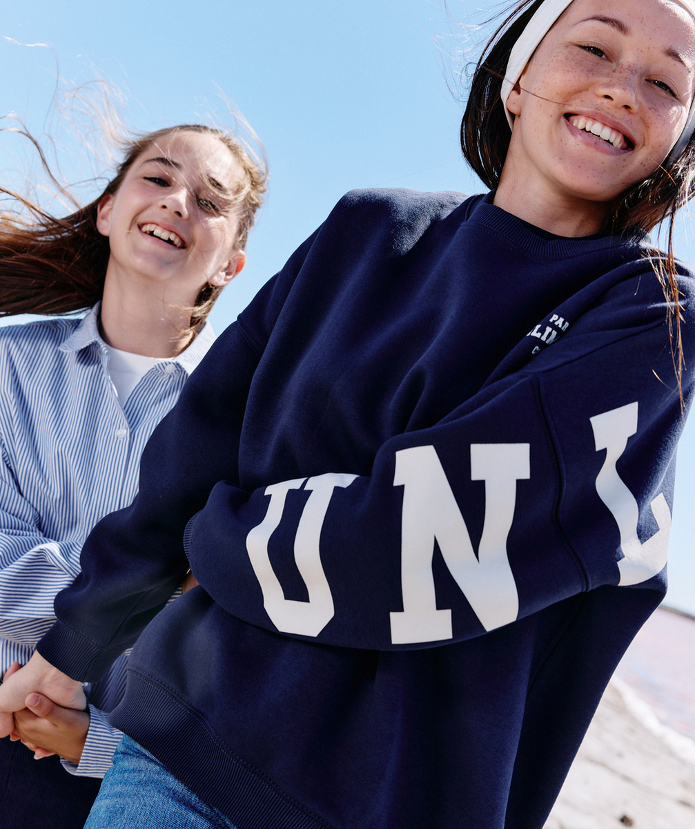   - sweat fille en fibres recyclées bleu marine et message blanc 