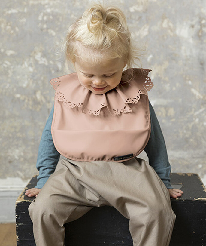   - WAXED BIB WITH A SCALLOPED COLLAR 6 MONTHS +