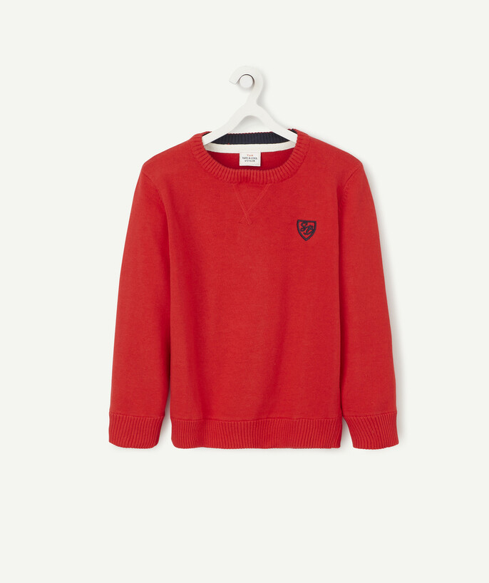   - LE PULL EN TRICOT ROUGE AVEC ÉCUSSON BRODÉ