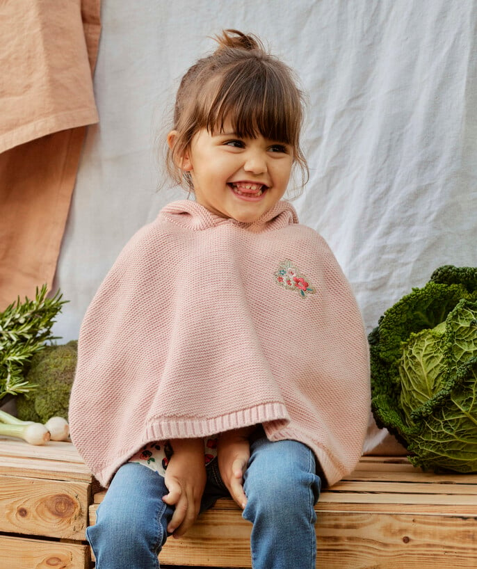   - LE PONCHO ROSE EN TRICOT AVEC CAPUCHE