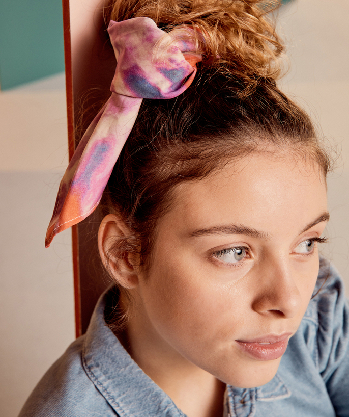   - SCRUNCHIE WITH BANDS OF COLOURED FABRIC