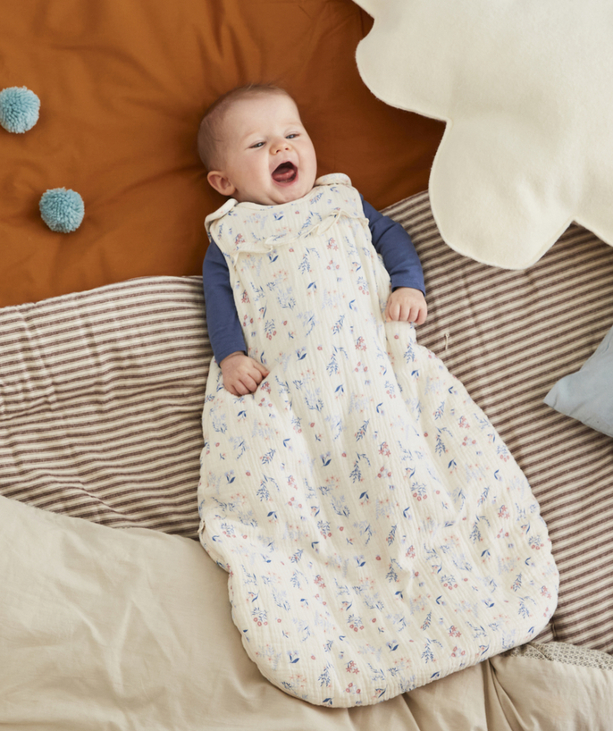   - FLOWER-PATTERNED COTTON GAUZE BABY SLEEPING BAG WITH RECYCLED PADDING