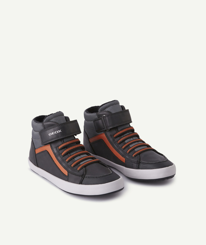   - LES BASKETS NOIRES ET ORANGES MONTANTES